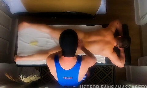 Muscle Daddy Coach Studs comes for massage and gets fucked